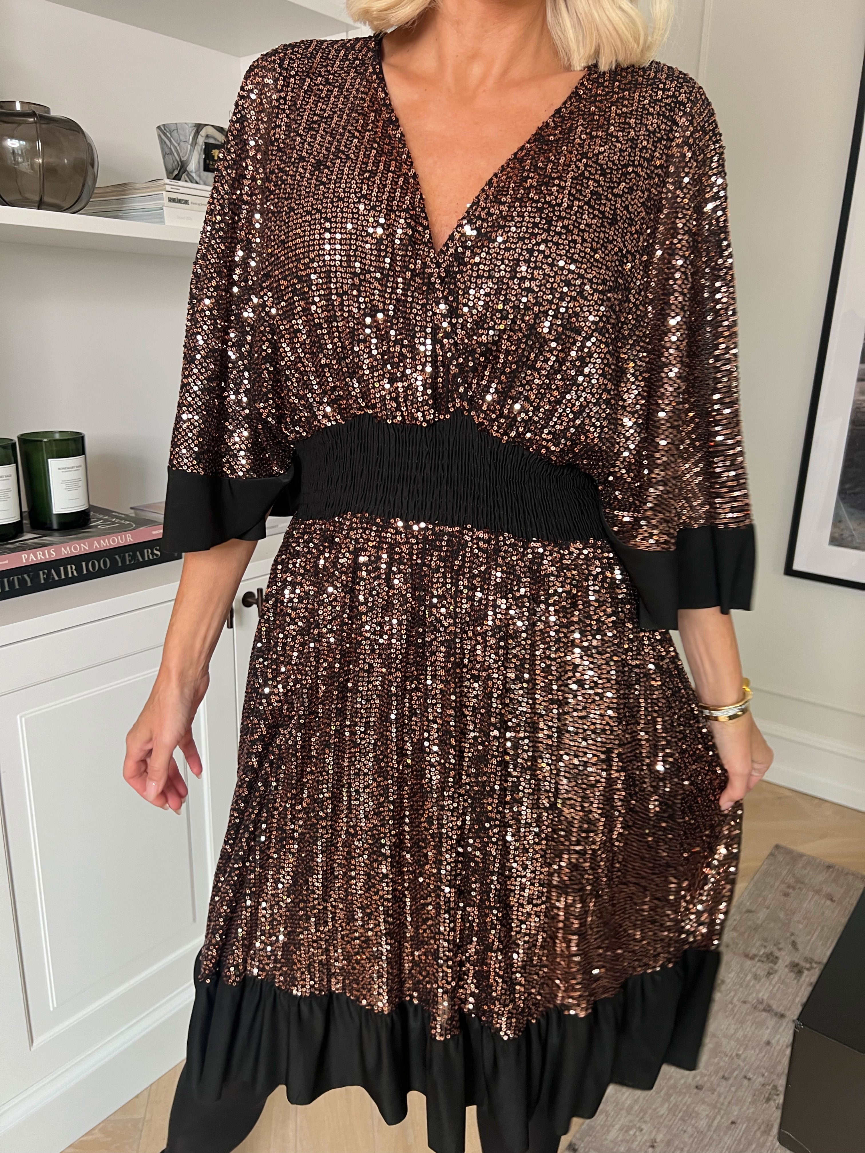 Pamela Glitter Short - Paljettklänning i plus size med volanger och smock